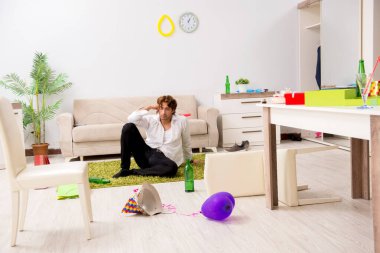 Genç adam akşamdan sonra parti