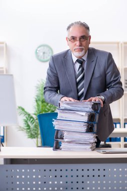 Yaşlanmış erkek çalışanlar aşırı işten memnun değil.