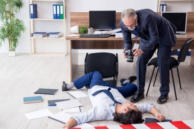 Adli tıp dedektifi ve ofisteki ölü çalışan.