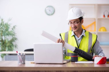 Ofiste çalışan genç erkek mimar.