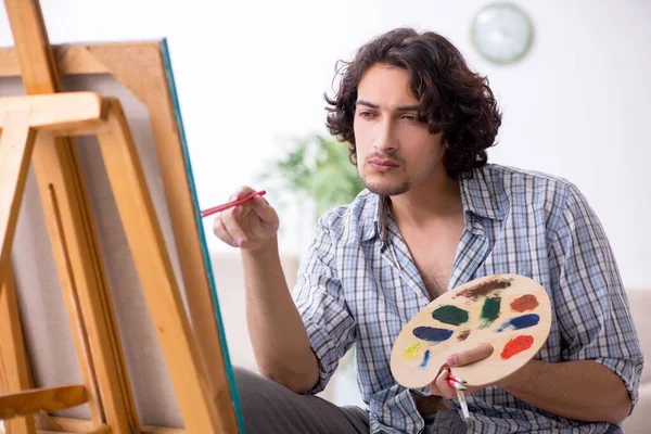 Joven hombre guapo disfrutando de la pintura en casa — Foto de Stock