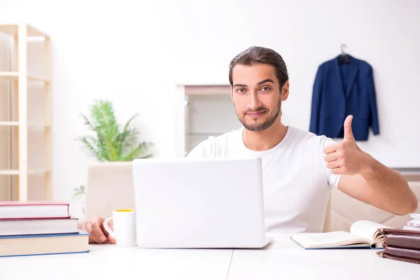 Joven estudiante masculino preparándose para los exámenes en casa —  Fotos de Stock