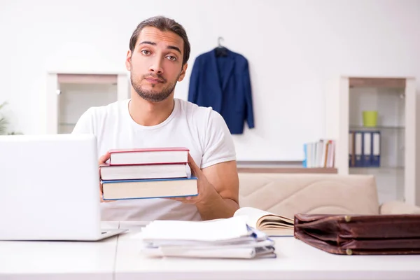 Joven estudiante masculino preparándose para los exámenes en casa —  Fotos de Stock