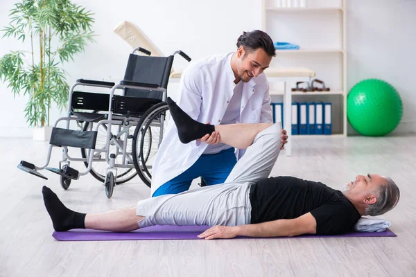 Aged patient recovering from injury in hospital — Stock Photo, Image