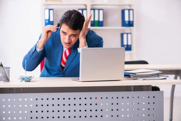Junge männliche Angestellte leiden im Büro — Stockfoto