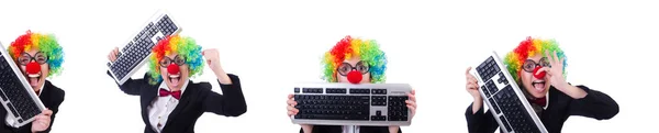 Grappige clown met toetsenbord op wit — Stockfoto