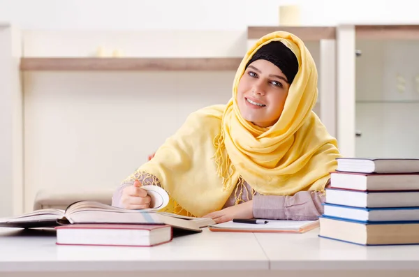 Vrouwelijke student in hijab voorbereiding voor examens — Stockfoto