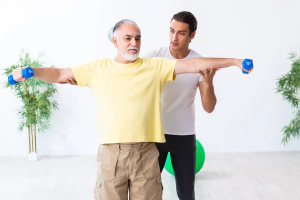 Vieil homme faisant des exercices à l'intérieur — Photo