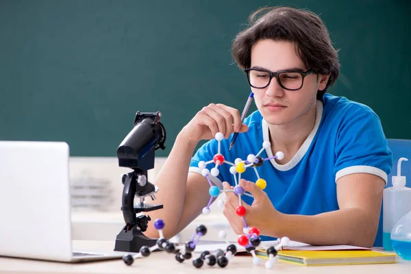 Jonge mannelijke student in de klas — Stockfoto