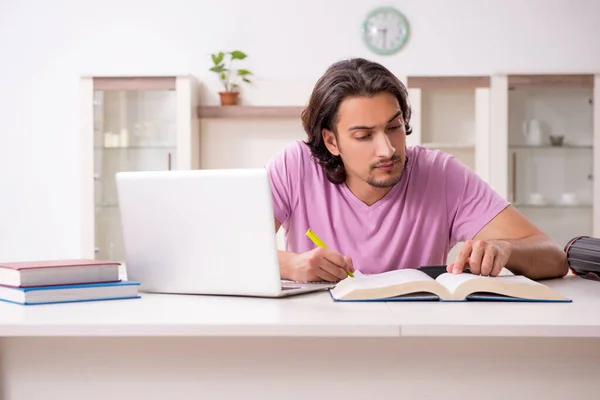 Jonge mannelijke student bereidt zich voor op examens thuis — Stockfoto