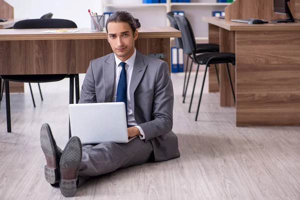 Unglücklicher männlicher Geschäftsmann im Büro — Stockfoto