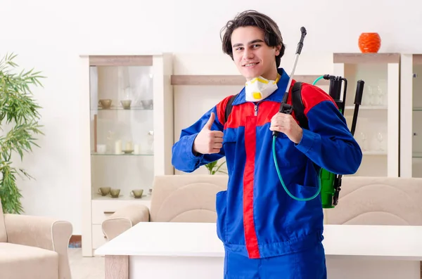 Joven contratista haciendo control de plagas en casa — Foto de Stock