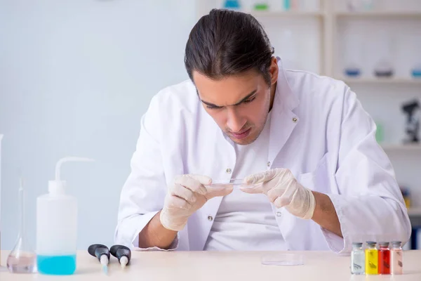 Junger Chemiker arbeitet im Labor — Stockfoto