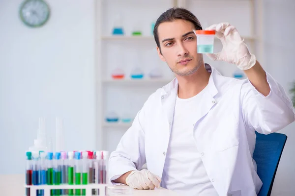 Junger Chemiker arbeitet im Labor — Stockfoto