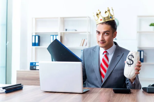 Król biznesmen w swoim miejscu pracy — Zdjęcie stockowe