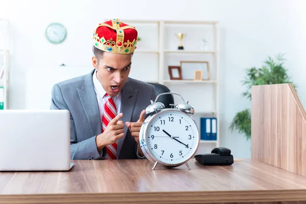 Re uomo d'affari sul suo posto di lavoro — Foto Stock