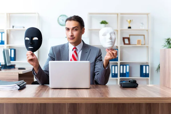Επιχειρηματίας φορώντας μάσκα στην έννοια υποκρισία — Φωτογραφία Αρχείου