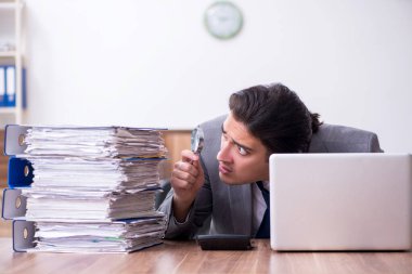 Genç bir erkek işçi aşırı işten memnun değil.