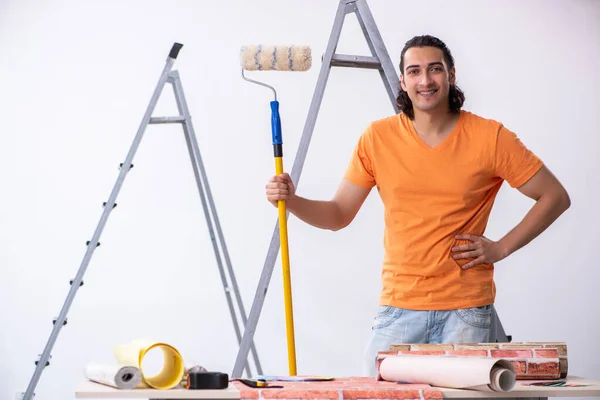 Młody mężczyzna wykonawca robi remont w domu — Zdjęcie stockowe