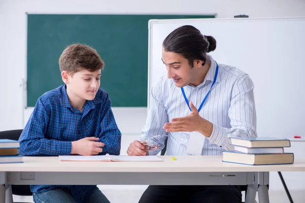 Jonge mannelijke leraar en jongen in de klas — Stockfoto