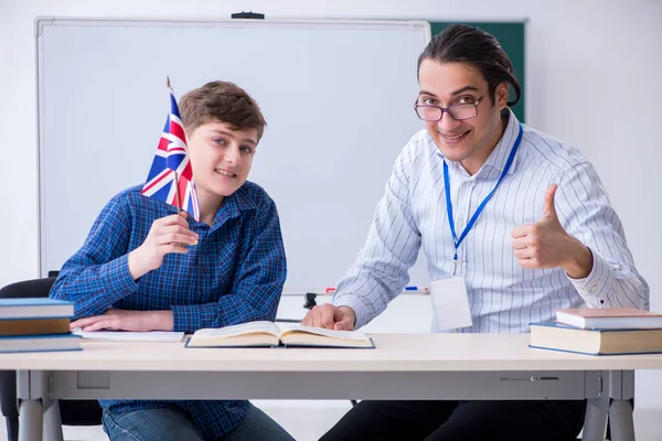 Profesor de inglés masculino y niño en el aula — Foto de Stock