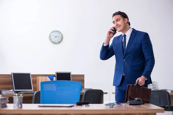 Giovane uomo d'affari che lavora in ufficio — Foto Stock