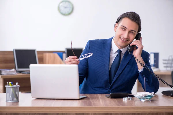 Jonge mannelijke zakenman werkzaam in het kantoor — Stockfoto