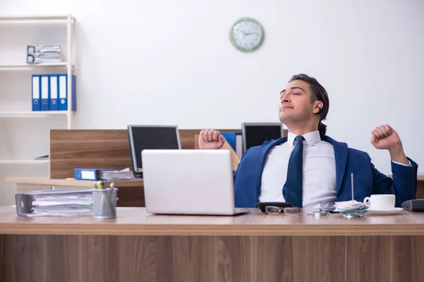 Giovane uomo d'affari che lavora in ufficio — Foto Stock