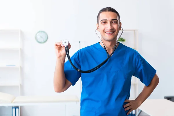 Giovane medico di sesso maschile che lavora in clinica — Foto Stock