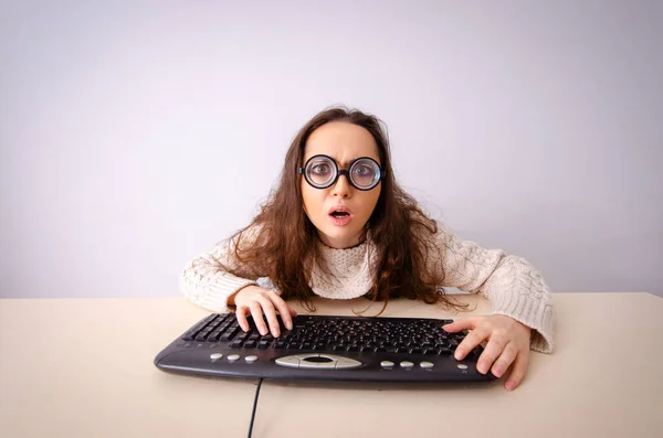 Divertida chica nerd trabajando en la computadora —  Fotos de Stock