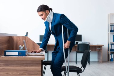 Ofiste geçirdiği kazadan sonra genç çalışan