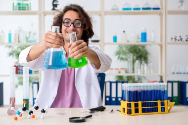 Laboratuvarda çalışan komik erkek kimyager.