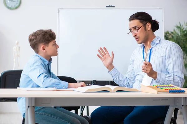 Padre joven ayudando a su hijo a prepararse para el examen —  Fotos de Stock