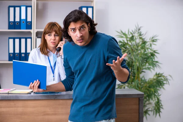 Paciente joven en la recepción en el hospital — Foto de Stock