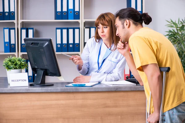 Paciente joven en la recepción en el hospital —  Fotos de Stock