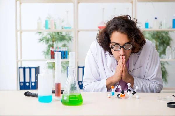 Divertente chimico maschio che lavora in laboratorio — Foto Stock