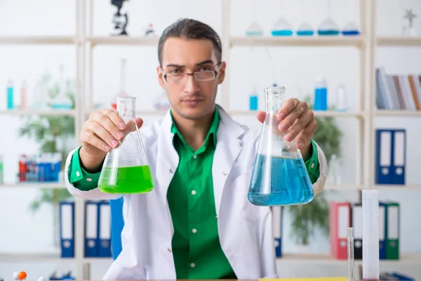 Mladý muž chemik učitel v laboratoři — Stock fotografie