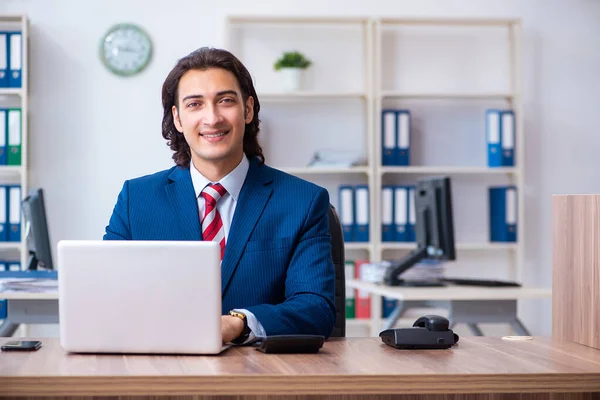 Jeune homme d'affaires travaillant dans le bureau — Photo