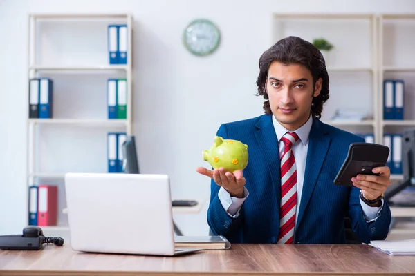 Giovane uomo d'affari che lavora in ufficio — Foto Stock