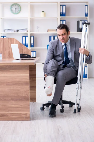 オフィスで足を負傷した男性従業員 — ストック写真