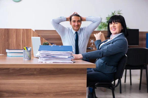 Twee medewerkers doen sport oefeningen in het kantoor — Stockfoto