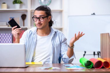 Ofiste çalışan genç erkek tasarımcı.