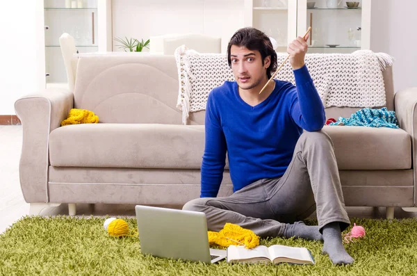 Joven hombre guapo tejiendo en casa — Foto de Stock