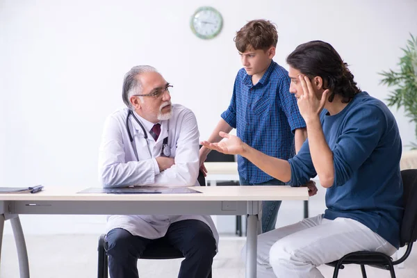 Menino visitante médico no hospital — Fotografia de Stock