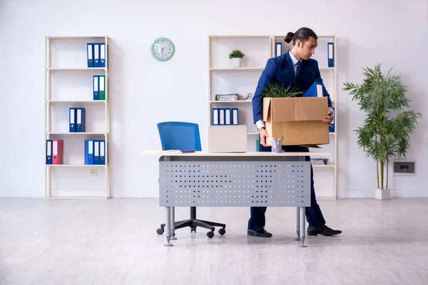 Junge Mitarbeiter werden entlassen — Stockfoto