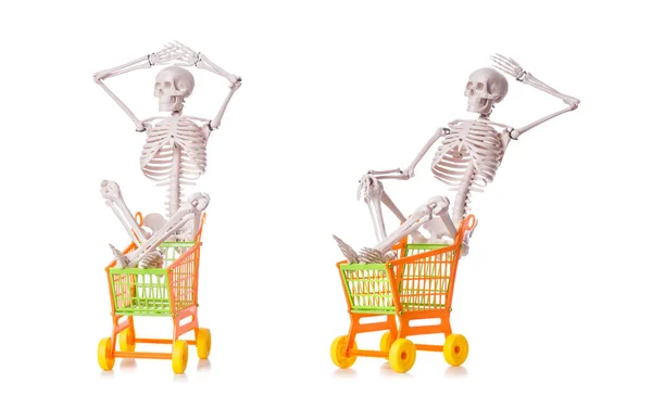 Esqueleto com carrinho de compras carrinho isolado em branco — Fotografia de Stock
