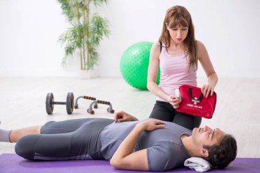 Genç adam ilk yardım eğitimi sırasında kendini kötü hissediyor.