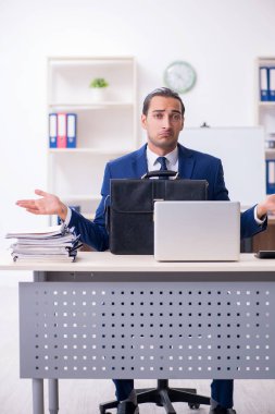 Ofiste çalışan genç bir iş adamı.