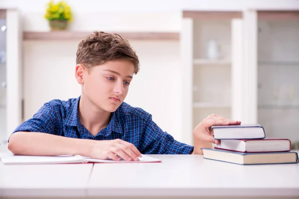 Criança se preparando para a escola em casa — Fotografia de Stock