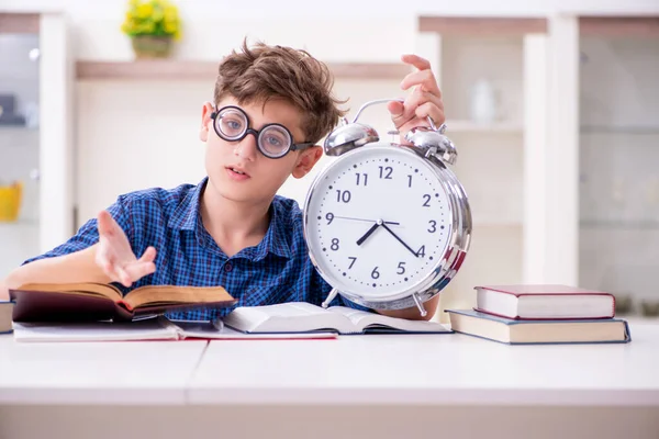 Criança se preparando para a escola em casa — Fotografia de Stock